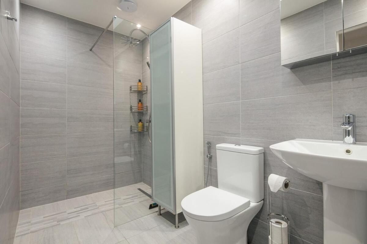 Spacious 3 Bedroom Home With Ps5 And Pool Table Near O2 Arena Canary Wharf And Elizabeth Line To Central London Exteriör bild