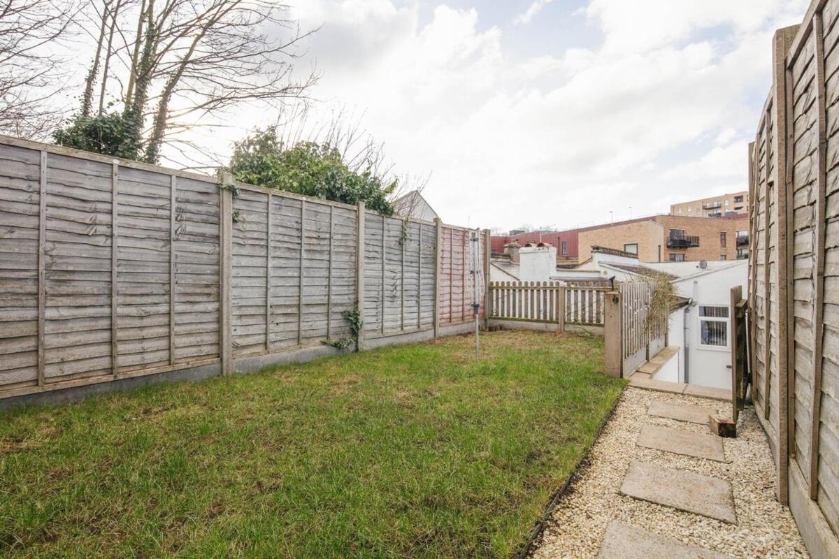 Spacious 3 Bedroom Home With Ps5 And Pool Table Near O2 Arena Canary Wharf And Elizabeth Line To Central London Exteriör bild