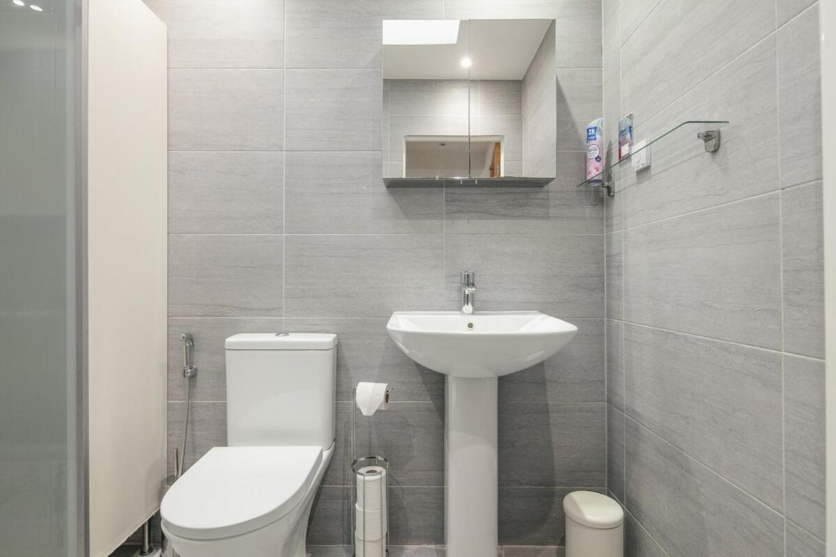 Spacious 3 Bedroom Home With Ps5 And Pool Table Near O2 Arena Canary Wharf And Elizabeth Line To Central London Exteriör bild