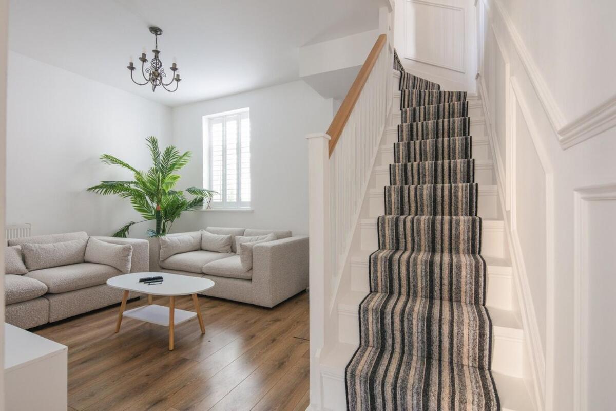 Spacious 3 Bedroom Home With Ps5 And Pool Table Near O2 Arena Canary Wharf And Elizabeth Line To Central London Exteriör bild
