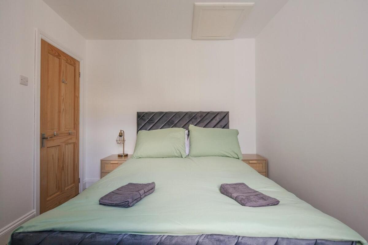 Spacious 3 Bedroom Home With Ps5 And Pool Table Near O2 Arena Canary Wharf And Elizabeth Line To Central London Exteriör bild
