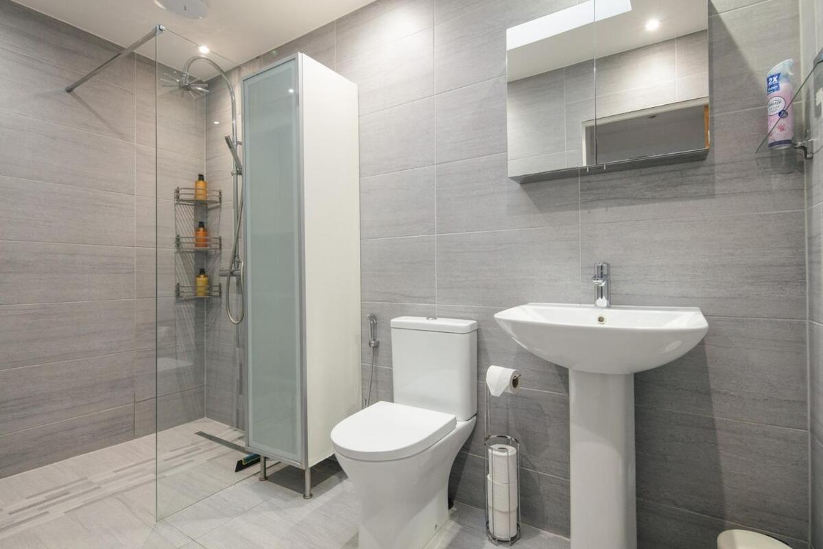 Spacious 3 Bedroom Home With Ps5 And Pool Table Near O2 Arena Canary Wharf And Elizabeth Line To Central London Exteriör bild
