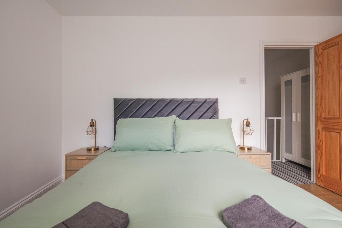 Spacious 3 Bedroom Home With Ps5 And Pool Table Near O2 Arena Canary Wharf And Elizabeth Line To Central London Exteriör bild