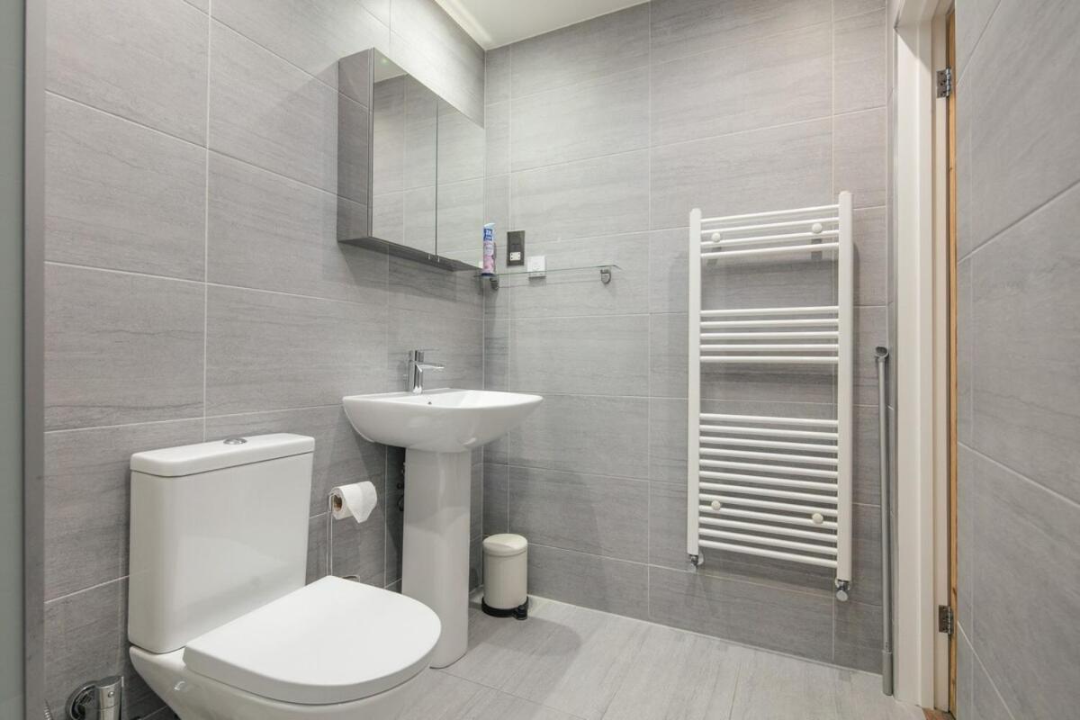 Spacious 3 Bedroom Home With Ps5 And Pool Table Near O2 Arena Canary Wharf And Elizabeth Line To Central London Exteriör bild