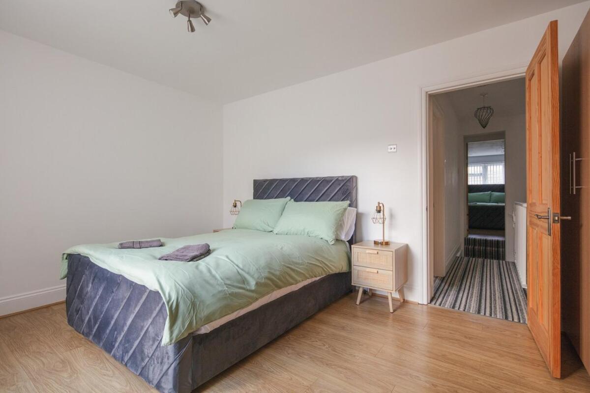 Spacious 3 Bedroom Home With Ps5 And Pool Table Near O2 Arena Canary Wharf And Elizabeth Line To Central London Exteriör bild